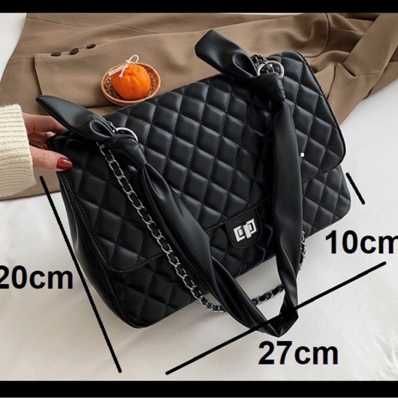 Women Black leather handbag with chain - Picture 5 of 5